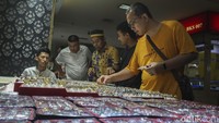 Pasar batu ini tengah sepi dari pembeli, memang penjualannya tak bisa disamakan dengan jualan live pada pasar online. Sebab para pembelinya mempunyai karakter yang unik yaitu para penghobi dan kolektor batu.