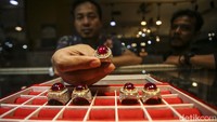 Harganya pun sangat variatif dan bisa tawar menawar, namun salah satu toko menyebut batu yang tengah mahal salah satunya yaitu batu akik jenis Ruby Madagaskar yang dijual dengan harga Rp 5 - 7,5 juta rupiah.