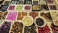 Memang harga tersebut cenderung mahal, namun sang penjual mengatakan harga yang dibandrol telah sesuai dengan kualitas batu.