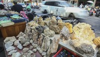 Pasar ini dulunya juga meluber hingga ke trotoar jalan, para pedagang di pinggir jalan juga mencoba keberuntungannya, namun kini penjualan tengah merosot.