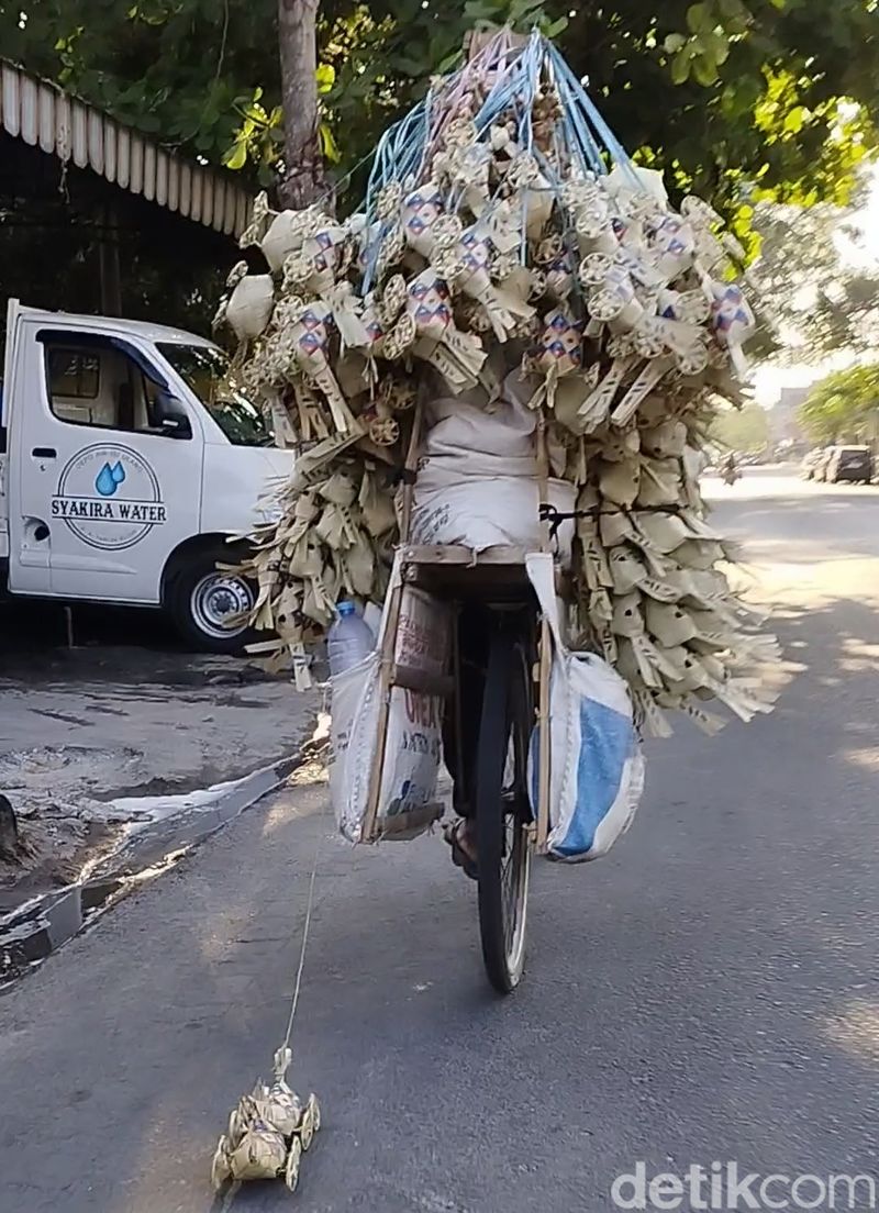 Kisah Pardi, Keliling Jawa-Madura Kayuh Sepeda Jajakan Mainan Daun Lontar