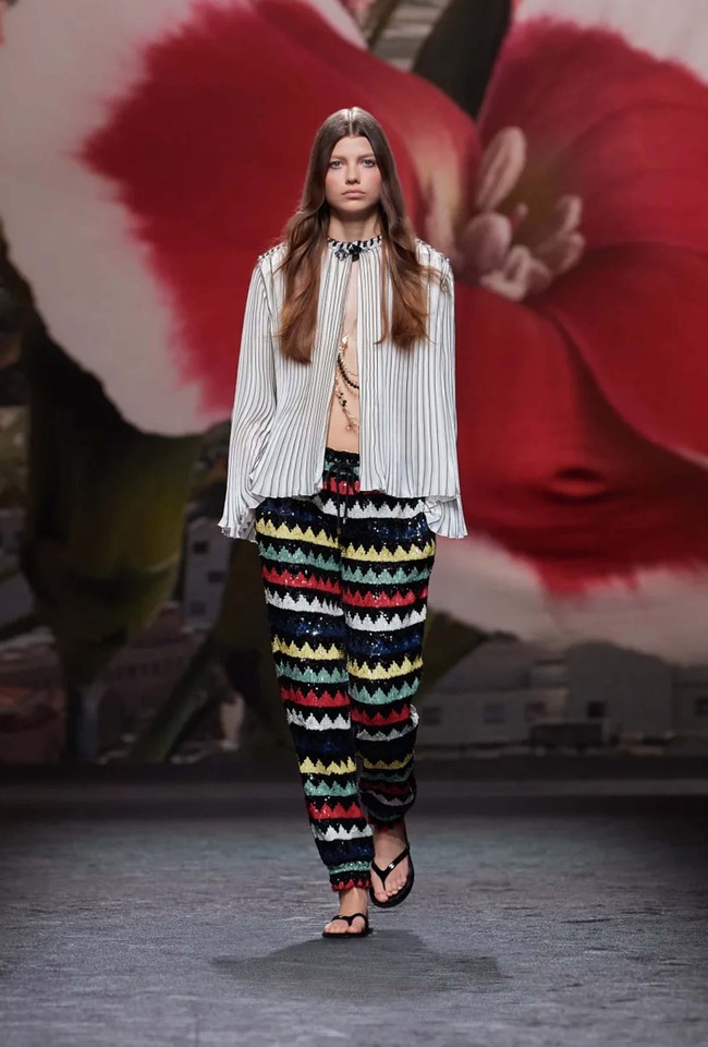 Fashion show koleksi Chanel Spring/Summer 2024 digelar di Grand Palais Ephemere, Paris. Hall pameran didekorasi dengan nuansa bak di Villa Noailles, villa bergaya modern yang dibangun pada 1923-1927 di Prancis Tenggara. Vila tersebut jugalah yang menjadi inspirasi Virginie Viard dalam membuat koleksi Chanel untuk musim semi/panas 2024. Deretan busana santai yang tetap terlihat elegan dengan sentuhan khas Chanel seperti penggunaan bahan tweed. Foto: Dok. Chanel.