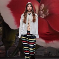 Fashion show koleksi Chanel Spring/Summer 2024 digelar di Grand Palais Ephemere, Paris. Hall pameran didekorasi dengan nuansa bak di Villa Noailles, villa bergaya modern yang dibangun pada 1923-1927 di Prancis Tenggara. Vila tersebut jugalah yang menjadi inspirasi Virginie Viard dalam membuat koleksi Chanel untuk musim semi/panas 2024. Deretan busana santai yang tetap terlihat elegan dengan sentuhan khas Chanel seperti penggunaan bahan tweed. Foto: Dok. Chanel.