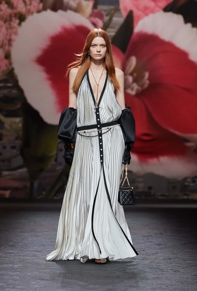 Fashion show koleksi Chanel Spring/Summer 2024 digelar di Grand Palais Ephemere, Paris. Hall pameran didekorasi dengan nuansa bak di Villa Noailles, villa bergaya modern yang dibangun pada 1923-1927 di Prancis Tenggara. Vila tersebut jugalah yang menjadi inspirasi Virginie Viard dalam membuat koleksi Chanel untuk musim semi/panas 2024. Deretan busana santai yang tetap terlihat elegan dengan sentuhan khas Chanel seperti penggunaan bahan tweed. Foto: Dok. Chanel.