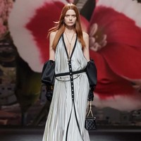 Fashion show koleksi Chanel Spring/Summer 2024 digelar di Grand Palais Ephemere, Paris. Hall pameran didekorasi dengan nuansa bak di Villa Noailles, villa bergaya modern yang dibangun pada 1923-1927 di Prancis Tenggara. Vila tersebut jugalah yang menjadi inspirasi Virginie Viard dalam membuat koleksi Chanel untuk musim semi/panas 2024. Deretan busana santai yang tetap terlihat elegan dengan sentuhan khas Chanel seperti penggunaan bahan tweed. Foto: Dok. Chanel.