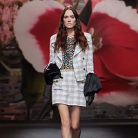 Fashion show koleksi Chanel Spring/Summer 2024 digelar di Grand Palais Ephemere, Paris. Hall pameran didekorasi dengan nuansa bak di Villa Noailles, villa bergaya modern yang dibangun pada 1923-1927 di Prancis Tenggara. Vila tersebut jugalah yang menjadi inspirasi Virginie Viard dalam membuat koleksi Chanel untuk musim semi/panas 2024. Deretan busana santai yang tetap terlihat elegan dengan sentuhan khas Chanel seperti penggunaan bahan tweed. Foto: Dok. Chanel.