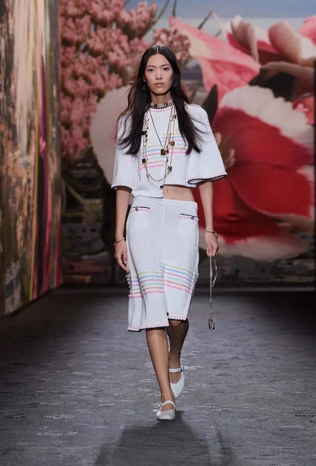 Fashion show koleksi Chanel Spring/Summer 2024 digelar di Grand Palais Ephemere, Paris. Hall pameran didekorasi dengan nuansa bak di Villa Noailles, villa bergaya modern yang dibangun pada 1923-1927 di Prancis Tenggara. Vila tersebut jugalah yang menjadi inspirasi Virginie Viard dalam membuat koleksi Chanel untuk musim semi/panas 2024. Deretan busana santai yang tetap terlihat elegan dengan sentuhan khas Chanel seperti penggunaan bahan tweed. Foto: Dok. Chanel.