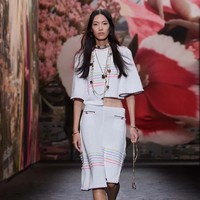 Fashion show koleksi Chanel Spring/Summer 2024 digelar di Grand Palais Ephemere, Paris. Hall pameran didekorasi dengan nuansa bak di Villa Noailles, villa bergaya modern yang dibangun pada 1923-1927 di Prancis Tenggara. Vila tersebut jugalah yang menjadi inspirasi Virginie Viard dalam membuat koleksi Chanel untuk musim semi/panas 2024. Deretan busana santai yang tetap terlihat elegan dengan sentuhan khas Chanel seperti penggunaan bahan tweed. Foto: Dok. Chanel.