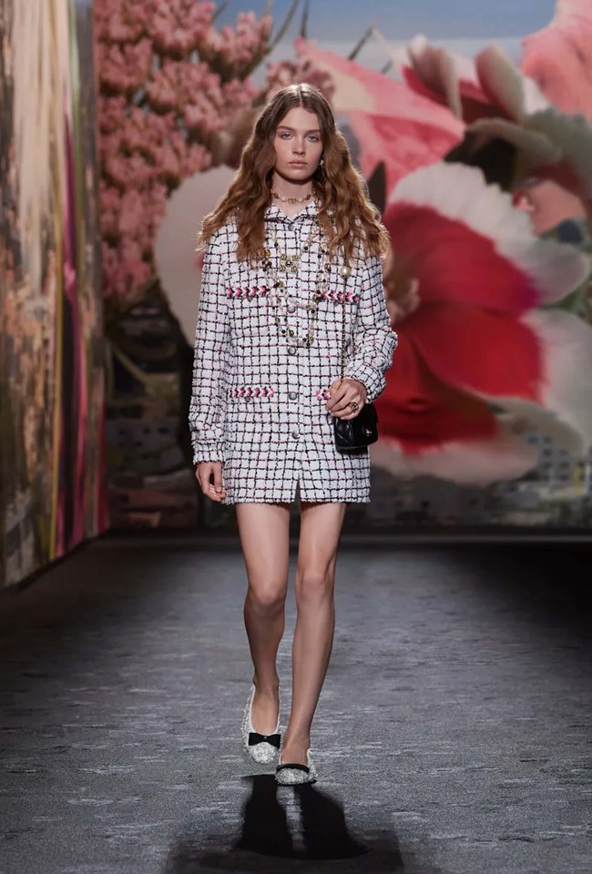 Fashion show koleksi Chanel Spring/Summer 2024 digelar di Grand Palais Ephemere, Paris. Hall pameran didekorasi dengan nuansa bak di Villa Noailles, villa bergaya modern yang dibangun pada 1923-1927 di Prancis Tenggara. Vila tersebut jugalah yang menjadi inspirasi Virginie Viard dalam membuat koleksi Chanel untuk musim semi/panas 2024. Deretan busana santai yang tetap terlihat elegan dengan sentuhan khas Chanel seperti penggunaan bahan tweed. Foto: Dok. Chanel.