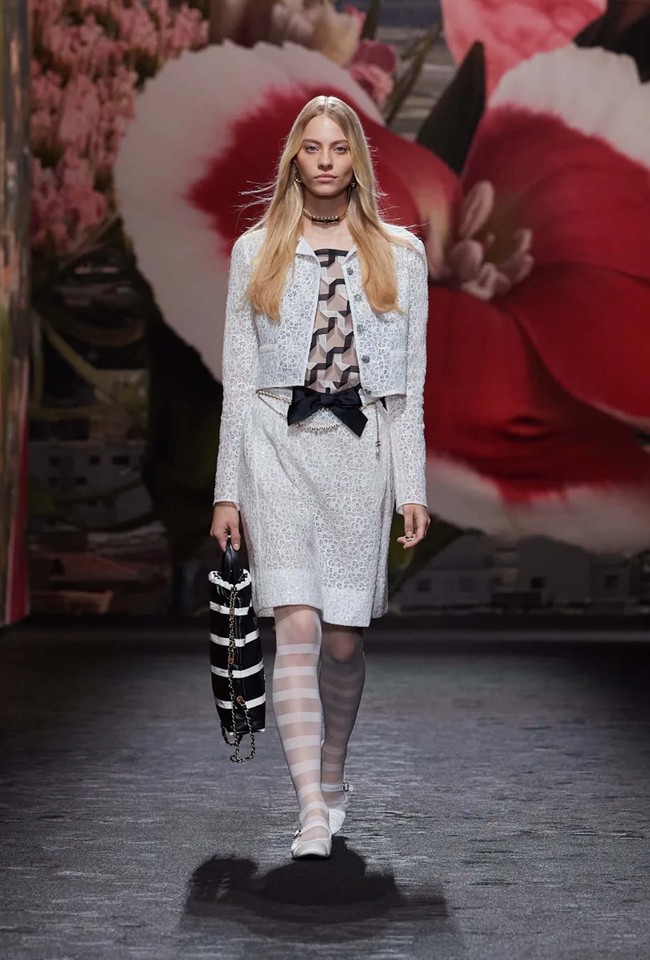 Fashion show koleksi Chanel Spring/Summer 2024 digelar di Grand Palais Ephemere, Paris. Hall pameran didekorasi dengan nuansa bak di Villa Noailles, villa bergaya modern yang dibangun pada 1923-1927 di Prancis Tenggara. Vila tersebut jugalah yang menjadi inspirasi Virginie Viard dalam membuat koleksi Chanel untuk musim semi/panas 2024. Deretan busana santai yang tetap terlihat elegan dengan sentuhan khas Chanel seperti penggunaan bahan tweed. Foto: Dok. Chanel.