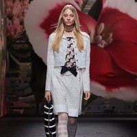 Fashion show koleksi Chanel Spring/Summer 2024 digelar di Grand Palais Ephemere, Paris. Hall pameran didekorasi dengan nuansa bak di Villa Noailles, villa bergaya modern yang dibangun pada 1923-1927 di Prancis Tenggara. Vila tersebut jugalah yang menjadi inspirasi Virginie Viard dalam membuat koleksi Chanel untuk musim semi/panas 2024. Deretan busana santai yang tetap terlihat elegan dengan sentuhan khas Chanel seperti penggunaan bahan tweed. Foto: Dok. Chanel.