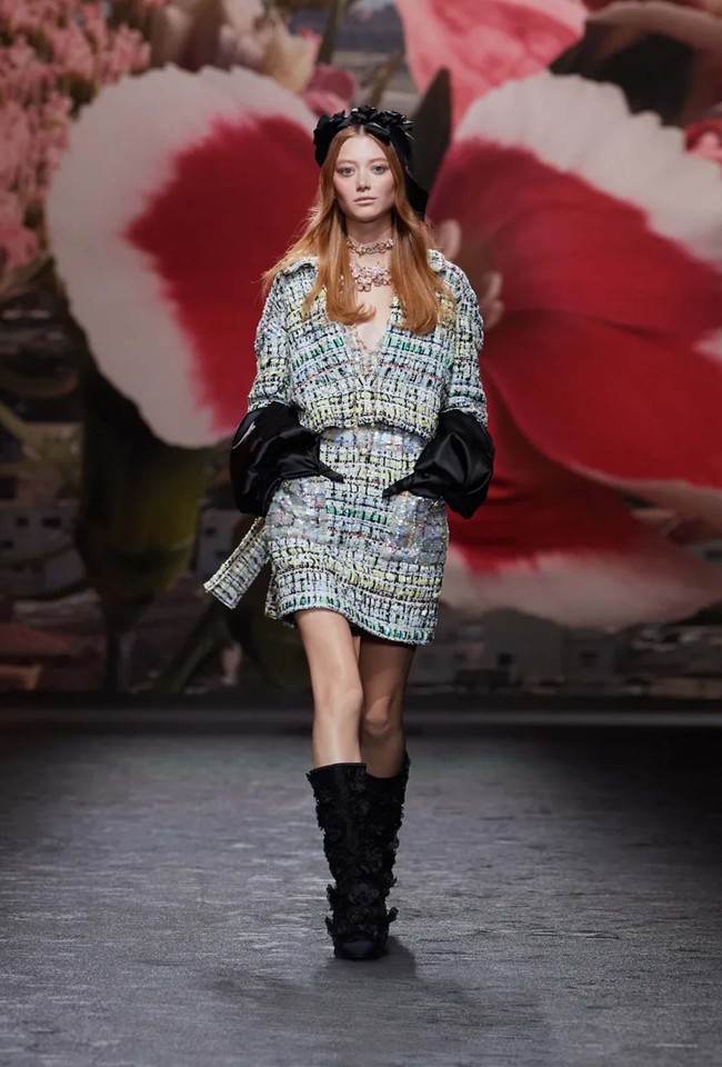 Fashion show koleksi Chanel Spring/Summer 2024 digelar di Grand Palais Ephemere, Paris. Hall pameran didekorasi dengan nuansa bak di Villa Noailles, villa bergaya modern yang dibangun pada 1923-1927 di Prancis Tenggara. Vila tersebut jugalah yang menjadi inspirasi Virginie Viard dalam membuat koleksi Chanel untuk musim semi/panas 2024. Deretan busana santai yang tetap terlihat elegan dengan sentuhan khas Chanel seperti penggunaan bahan tweed. Foto: Dok. Chanel.