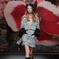 Fashion show koleksi Chanel Spring/Summer 2024 digelar di Grand Palais Ephemere, Paris. Hall pameran didekorasi dengan nuansa bak di Villa Noailles, villa bergaya modern yang dibangun pada 1923-1927 di Prancis Tenggara. Vila tersebut jugalah yang menjadi inspirasi Virginie Viard dalam membuat koleksi Chanel untuk musim semi/panas 2024. Deretan busana santai yang tetap terlihat elegan dengan sentuhan khas Chanel seperti penggunaan bahan tweed. Foto: Dok. Chanel.