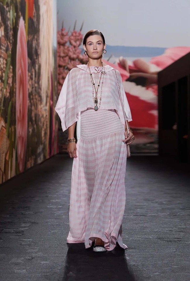Fashion show koleksi Chanel Spring/Summer 2024 digelar di Grand Palais Ephemere, Paris. Hall pameran didekorasi dengan nuansa bak di Villa Noailles, villa bergaya modern yang dibangun pada 1923-1927 di Prancis Tenggara. Vila tersebut jugalah yang menjadi inspirasi Virginie Viard dalam membuat koleksi Chanel untuk musim semi/panas 2024. Deretan busana santai yang tetap terlihat elegan dengan sentuhan khas Chanel seperti penggunaan bahan tweed. Foto: Dok. Chanel.