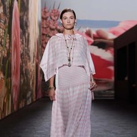 Fashion show koleksi Chanel Spring/Summer 2024 digelar di Grand Palais Ephemere, Paris. Hall pameran didekorasi dengan nuansa bak di Villa Noailles, villa bergaya modern yang dibangun pada 1923-1927 di Prancis Tenggara. Vila tersebut jugalah yang menjadi inspirasi Virginie Viard dalam membuat koleksi Chanel untuk musim semi/panas 2024. Deretan busana santai yang tetap terlihat elegan dengan sentuhan khas Chanel seperti penggunaan bahan tweed. Foto: Dok. Chanel.