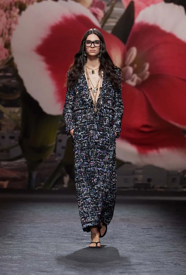 Fashion show koleksi Chanel Spring/Summer 2024 digelar di Grand Palais Ephemere, Paris. Hall pameran didekorasi dengan nuansa bak di Villa Noailles, villa bergaya modern yang dibangun pada 1923-1927 di Prancis Tenggara. Vila tersebut jugalah yang menjadi inspirasi Virginie Viard dalam membuat koleksi Chanel untuk musim semi/panas 2024. Deretan busana santai yang tetap terlihat elegan dengan sentuhan khas Chanel seperti penggunaan bahan tweed. Foto: Dok. Chanel.