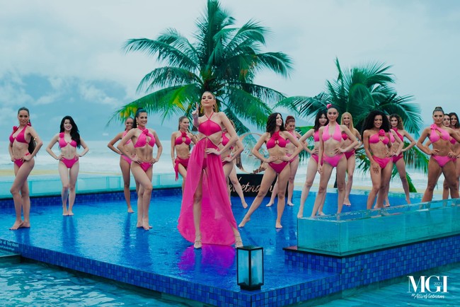 Seperti dikutip dari VGT.vn, kompetisi baju renang Miss Grand International 2023 ini berlangsung penuh tantangan untuk finalis. Pasalnya para finalis harus berlenggak-lenggok di tengah hujan, sehingga ada beberapa area yang licin dan bisa membuat mereka terpleset. Foto: Dok. Facebook Miss Grand International