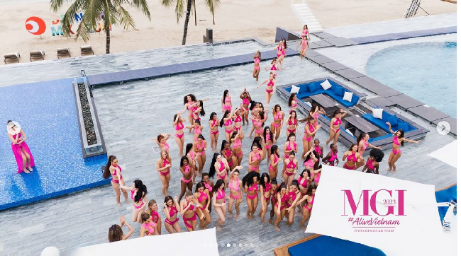 Berlangsung di pinggir kolam renang dengan latar belakang pantai, para finalis Miss Grand International 2023 berlenggak-lenggok dalam balutan busana renang pink fuchsia dari brand Vietnam, Bikini Pasport. Foto: Instagram bikinipassportvn