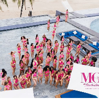 Berlangsung di pinggir kolam renang dengan latar belakang pantai, para finalis Miss Grand International 2023 berlenggak-lenggok dalam balutan busana renang pink fuchsia dari brand Vietnam, Bikini Pasport. Foto: Instagram bikinipassportvn