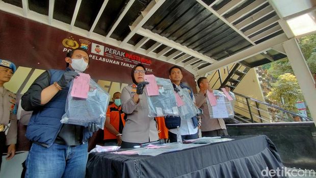 Komplotan pemeras yang mengaku polisi menuduh korbannya tertangkap main judi online.