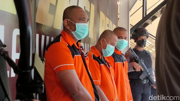 Komplotan pemeras yang mengaku polisi menuduh korbannya tertangkap main judi online.