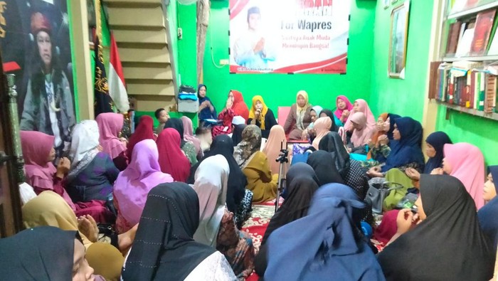 Komunitas Mak Hebring Deklarasikan Dukung Gibran Rakabuming Jadi Cawapres Komunitas Mak Hebring menggelar doa bersama untuk Gibran Rakabuming di Sukapura, Cilincing, Jakarta Utara, Jumat (13/10/2023).