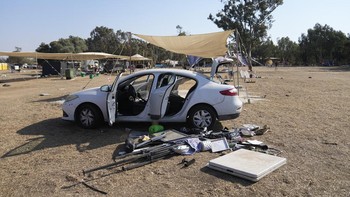 Penampakan kehancuran di lokasi konser Supernova Festival di Reim, Israel usai serbuan Hamas. Foto: AP/Ohad Zwigenberg