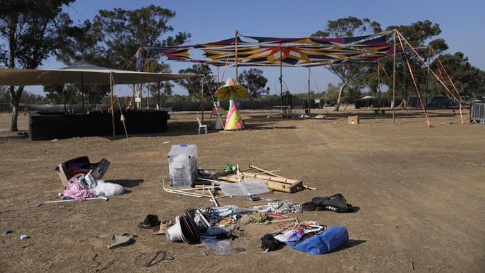 Kondisi Terkini Lokasi Festival Musik Israel yang Diserang Hamas The site of a music festival near the border with the Gaza Strip in southern Israel is seen on Thursday. Oct. 12, 2023. At least 260 Israeli festivalgoers were killed during the attack by Hamas gunmen last Saturday. (AP Photo/Ohad Zwigenberg)