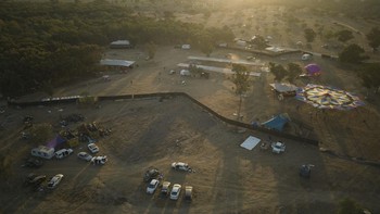 Foto udara kehancuran di lokasi konser musik Supernova Festival di Reim, Israel dekat perbatasan Gaza yang diserbu pasukan paramotor Hamas. Foto: AP/Erik Marmor