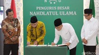 Kerja sama ini ditandatangani langsung oleh Ketua Umum PBNU KH Yahya Cholil Staquf (Gus Yahya) dan Ketua KPU RI Hasyim Asyari di Lobi Gedung PBNU Jalan Kramat Raya 164 Jakarta Pusat, pada Jumat (13/10/2023).  