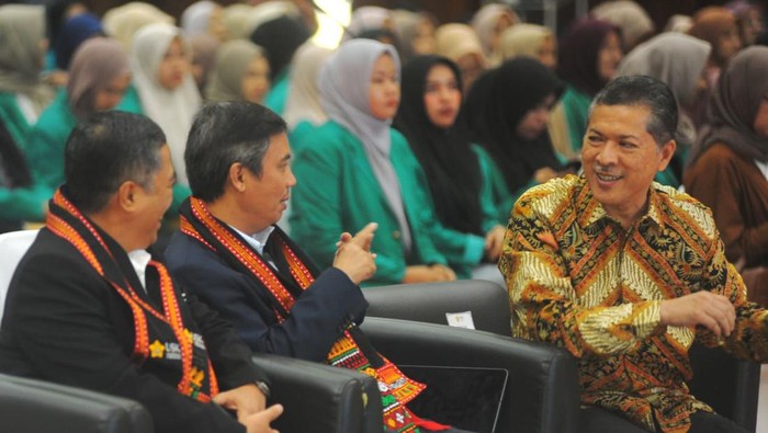 Direktur Utama Bank BTN Nixon LP Napitupulu memberikan Kuliah Umum dihadapan 1.200 peserta Pelatihan Developer Milenial Bank BTN yang diselenggarakan di  Audiotorium Universitas Syiah Kuala (USK), Banda Aceh, Jumat (13/10/2023). Bank BTN mengajak para mahasiswa untuk menjadi pengusaha properti atau developer yang memiliki potensi bisnis yang besar dikarenakan angka backlog perumahan yang masih tinggi sebanyak 12,71 juta unit.