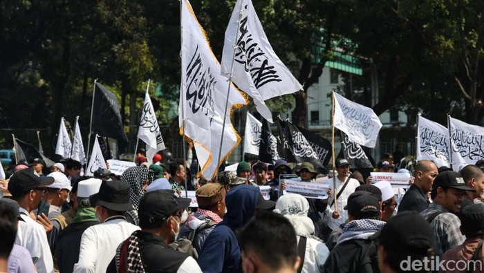 Aksi dalam solidaritas untuk Palestina kembali digelar di Patung Kuda Jakarta, Jumat (13/10). Mereka mengutuk Israel yang memborbardir wilayah Palestina.