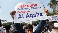 Massa membawa berbagai poster bertuliskan dukungan untuk Palestina.  