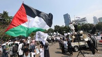 Suara takbir, terdengar terus bergelora di tengah panasnya kota Jakarta.  