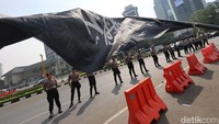 Polisi menjaga aksi yang berlangsung tertib ini.  