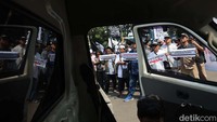 Aksi ini juga tidak sampai menggangu arus lalu lintas.  