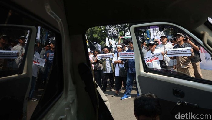 Aksi dalam solidaritas untuk Palestina kembali digelar di Patung Kuda Jakarta, Jumat (13/10). Mereka mengutuk Israel yang memborbardir wilayah Palestina.