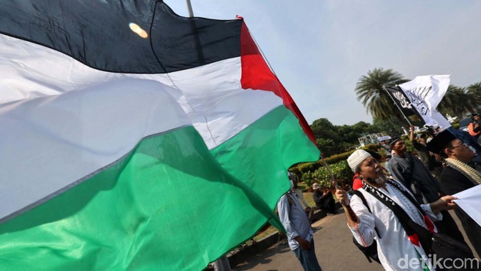 Kutuk Serangan Israel, Bendera Palestina Berkibar di Patung Kuda Aksi dalam solidaritas untuk Palestina kembali digelar di Patung Kuda Jakarta, Jumat (13/10). Mereka mengutuk Israel yang memborbardir wilayah Palestina.