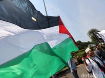 Kutuk Serangan Israel, Bendera Palestina Berkibar di Patung Kuda
