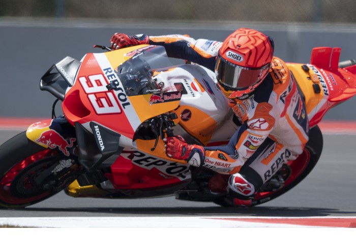 Pembalap Repsol Honda Marc Marquez memacu kecepatan pada sesi latihan bebas 1 MotoGP di Pertamina Mandalika International Street Circuit, Lombok Tengah, NTB, Jumat (13/10/2023). Ajang balap MotoGP berlangsung pada 13-15 Oktober 2023. ANTARA FOTO/Wahyu Putro A/Spt.