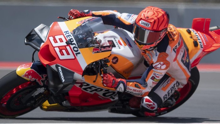 Pembalap Repsol Honda Marc Marquez memacu kecepatan pada sesi latihan bebas 1 MotoGP di Pertamina Mandalika International Street Circuit, Lombok Tengah, NTB, Jumat (13/10/2023). Ajang balap MotoGP berlangsung pada 13-15 Oktober 2023. ANTARA FOTO/Wahyu Putro A/Spt.