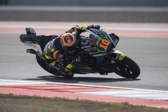 Pembalap GASGAS Factory Team Augusto Fernandez memacu kecepatan pada sesi latihan bebas 2 MotoGP seri ke-15 di Pertamina Mandalika International Street Circuit, Lombok Tengah, NTB, Jumat (13/10/2023). Ajang balap MotoGP seri Indonesia berlangsung 13-15 Oktober 2023. ANTARA FOTO/Wahyu Putro A/aww.