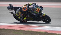 Pebalap Mooney VR46 Racing Team Luca Marini memacu kecepatan pada sesi latihan bebas 2 MotoGP seri ke-15 di Pertamina Mandalika International Street Circuit, Lombok Tengah, NTB.  