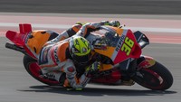 Pebalap Repsol Honda Joan Mir memacu kecepatan motornya.  