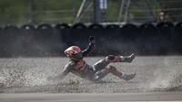Pebalap Red Bull KTM Factory Racing Jack Miller terjatuh pada sesi latihan bebas 2 MotoGP seri ke-15 di Pertamina Mandalika International Street Circuit, Lombok Tengah, NTB, Jumat (13/10/2023).  