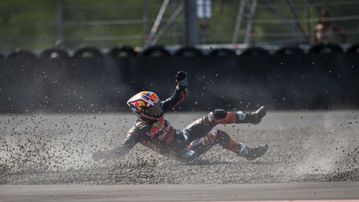 Latihan bebas 2 MotoGP Mandalika 2023 Pembalap GASGAS Factory Team Augusto Fernandez memacu kecepatan pada sesi latihan bebas 2 MotoGP seri ke-15 di Pertamina Mandalika International Street Circuit, Lombok Tengah, NTB, Jumat (13/10/2023). Ajang balap MotoGP seri Indonesia berlangsung 13-15 Oktober 2023. ANTARA FOTO/Wahyu Putro A/aww.