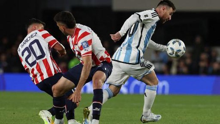 Argentinas forward Lionel Messi controls the ball during the 2026 FIFA World Cup South American qualification football match between Argentina and Paraguay at the Mas Monumental stadium in Buenos Aires, on October 12, 2023. (Photo by Alejandro PAGNI / AFP)
