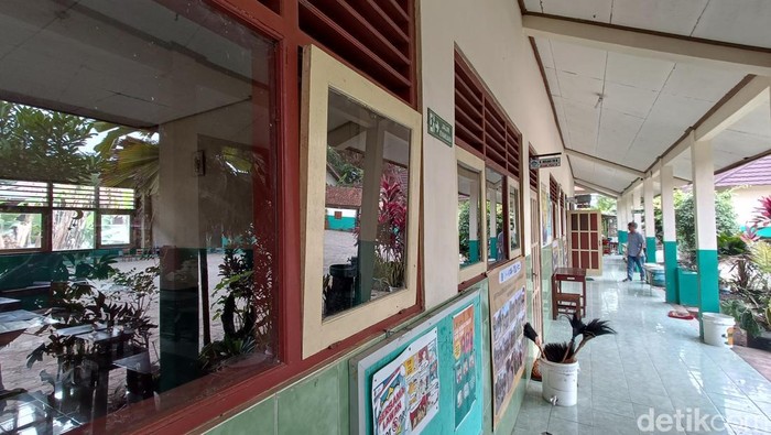 Lorong kelas 4 SD N 1 Purwanegara, Kecamatan Purwokerto Utara yang jendelanya menghadap ke utara dan berbatasan dengan Mako Brimob Purwokerto, Jumat (13/10/2023).