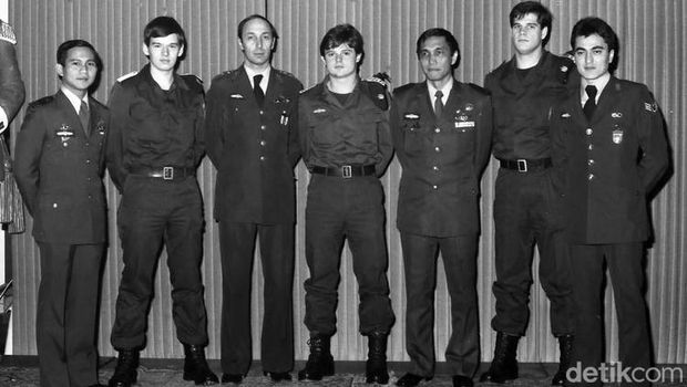 Prabowo dan Luhut B Panjaitan, ketiga dari kanan, saat mengikuti pendidikan antiteror di Jerman Barat, 1981