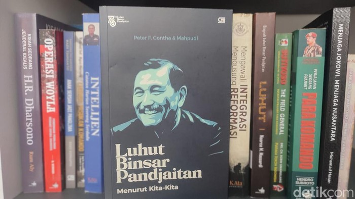 Buku Luhut B Panjaitan Menurut Kita-kita terbitan Gramedia, September 2023.